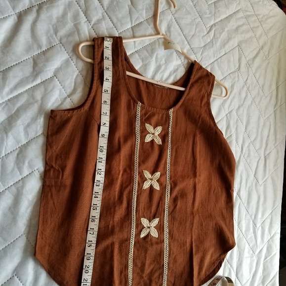A brown tank top with flower patterns - Picture 3 of 4